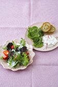 Mesclun-Salat mit Erdbeeren und Blinis mit Spinatsalat