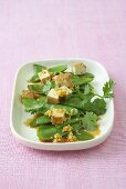 Asiatischer Zuckerschotensalat mit marinierten Tofuwürfeln