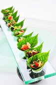 Verschiedene Salate in Betelnussblättern (Thailand)
