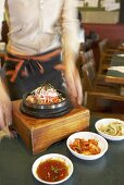 Dolsot Bibimbab (Reis, Gemüse und Fleisch im Steintopf,Korea)
