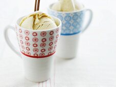 Cinnamon ice cream in mugs