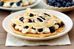 Pancakes mit Sahne und Blaubeeren