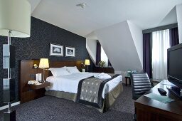 Stilvolles Hotelzimmer in Grautönen mit Doppelbett & Fernseher (Paris, Frankreich)