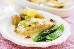 Überbackenes Lachsfilet mit Zuckerschoten und Kartoffeln