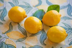 Vier ganze Zitronen