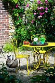 Gelber Gartentisch und Gartenstühle