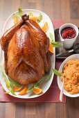 Thanksgiving-Truthahn mit Preiselbeersauce und Süsskartoffelbrei