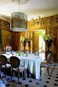 Speisezimmer mit Esstisch & Tiergeweihen als Wanddeko im Schloss La Verrerie (Frankreich)