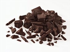 Dunkle Schokoladenröllchen und Schokostücke