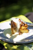 Ein Stück Apfel-Honig-Pudding mit Vanillesauce