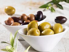 Verschiedene Oliven in Schälchen