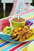 Hähnchen-Sate mit Erdnussdip