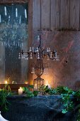 Tischdeko mit Kerzenleuchter und Efeu