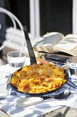 Quick pan-cooked macaroni cheese on garden table