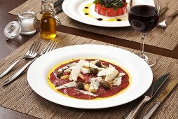 Rindercarpaccio mit Oliven und Parmesan