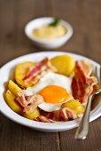 Bacon, fried egg and potatoes (for breakfast)
