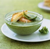 Kräutersuppe mit Räucherlachs und Toastecke