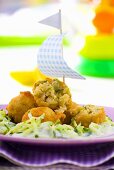 Frittierte Fischbällchen mit Gurkensalat für Kinder