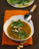 Linsensuppe mit Ingwer und Erdnüssen