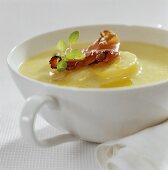 Creamy potato soup with fried bacon