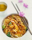 Beef with crevettes, vegetables and egg noodles