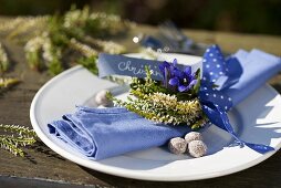 A napkin with a heather wreath and gentianas