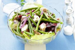 Bean salad with beetroot, tuna and quails' eggs