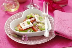Avocado and tomato salad with onions and goat's cheese