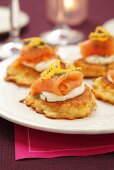 Potato cakes with sour cream and smoked salmon