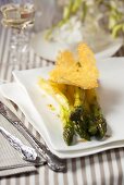 Green asparagus with parmesan chips