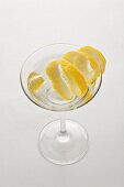 Ein Glas Martini mit Zitronenschale