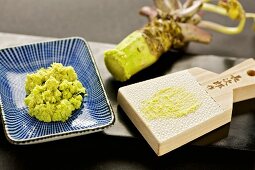 Wasabipaste und Wasabi-Reibe aus Holz und Haifischhaut