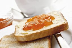 Toast mit Butter und Marmelade