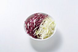 Chicorée und Radicchio in Streifen geschnitten