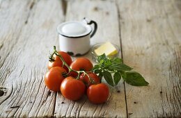 Frische Tomaten und Basilikum