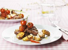 Lammkoteletts mit Blechkartoffeln und Kirschtomaten