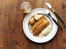 Fried herring fillets with creamed onions & boiled potatoes
