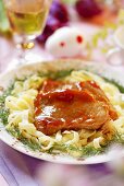 Schweinebraten mit Tomatensauce auf Tagliatelle