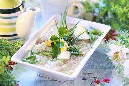 Gekochte Eier mit Zwiebeln und Schnittlauch zu Ostern