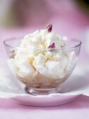 Litschi mit Rosen-Creme Chantilly