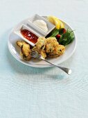 Frittierte Muscheln mit zwei Dips