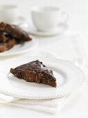 Glutenfreie Kuchenstücke mit Schokoladenglasur