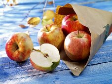 Frische Äpfel mit Papiertüte