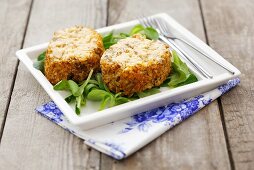 Quark-Cheddar-Scheiben mit Walnüssen und Paprika, Feldsalat