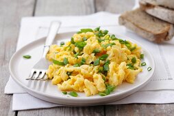 Scrambled egg with spring onions and bread