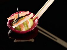 Rote-Bete-Häppchen mit Guacamole und Krabbenfleisch