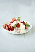 Meringue with vanilla ice cream and strawberries