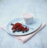 Berry yoghurt with fresh berries