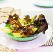 Karamellisierte Schalotten auf Eichblattsalat