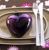Heart-shaped tree ornament used as plate decoration